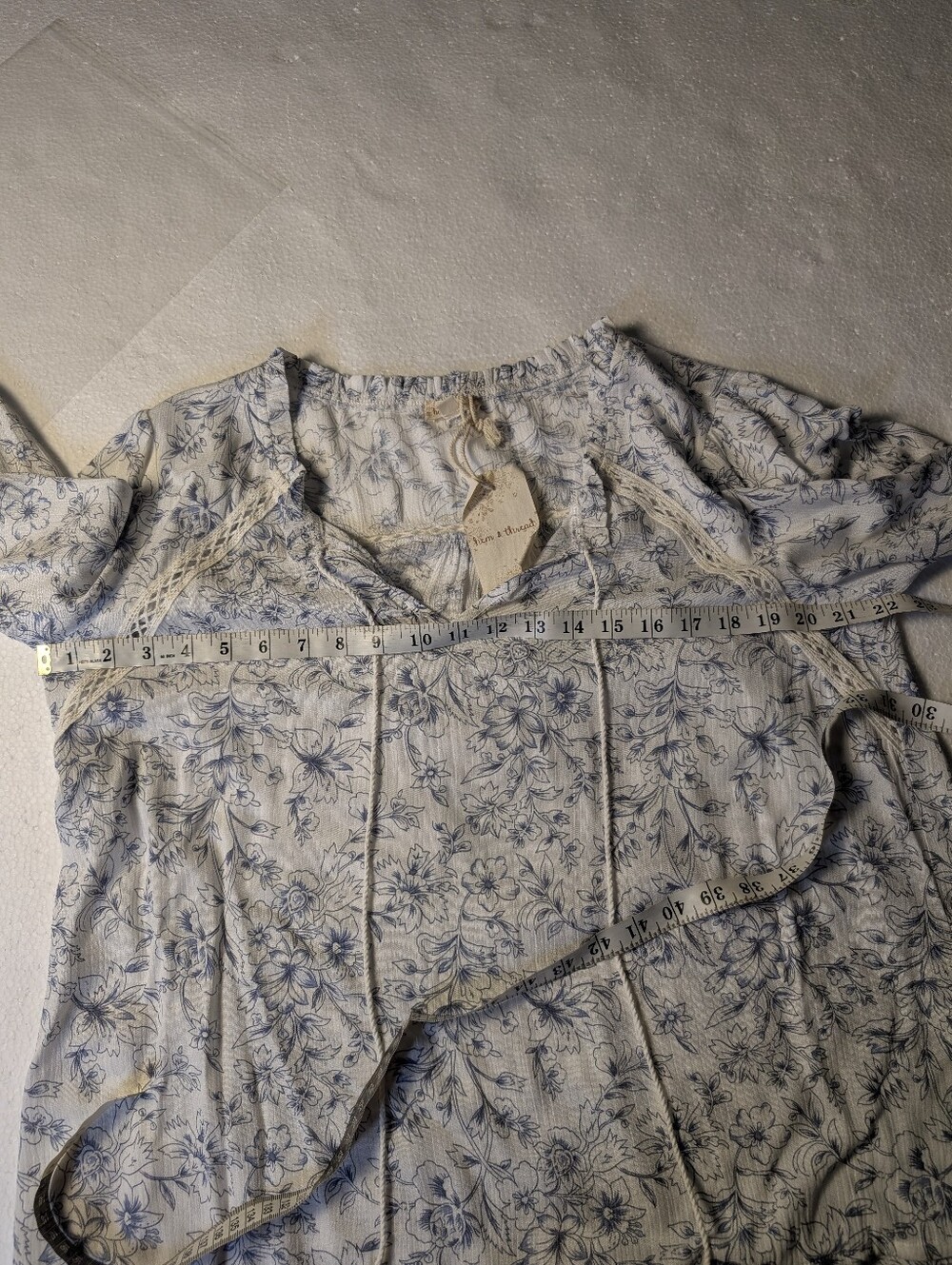 Hem & Thread Blue Floral Boho Peasant Blouse Lace Tassel NWT L A-245 - Picture 10 of 11